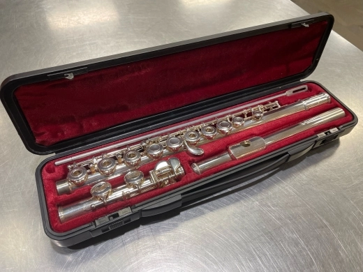 Yamaha YFL385 Intermediate Flute 2